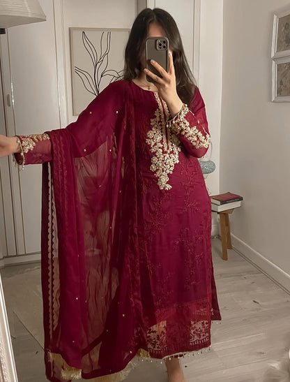 Amna by J.Z Chiffon 3PC Suit – Full Embroidery with Handwork & Kiran Lace Dupatta
