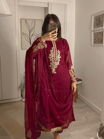 Amna by J.Z Chiffon 3PC Suit – Full Embroidery with Handwork & Kiran Lace Dupatta